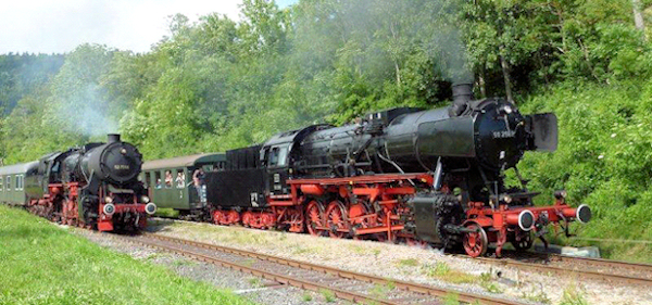 Trein met lok 52 7596 van de Eisenbahnfreunde Zollernbahn uit Rottweil